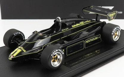 Modellino vintage di auto da corsa di Formula 1 nero con dettagli dorati, pneumatici Goodyear e marchio Penthouse, venduto da Vroomi.