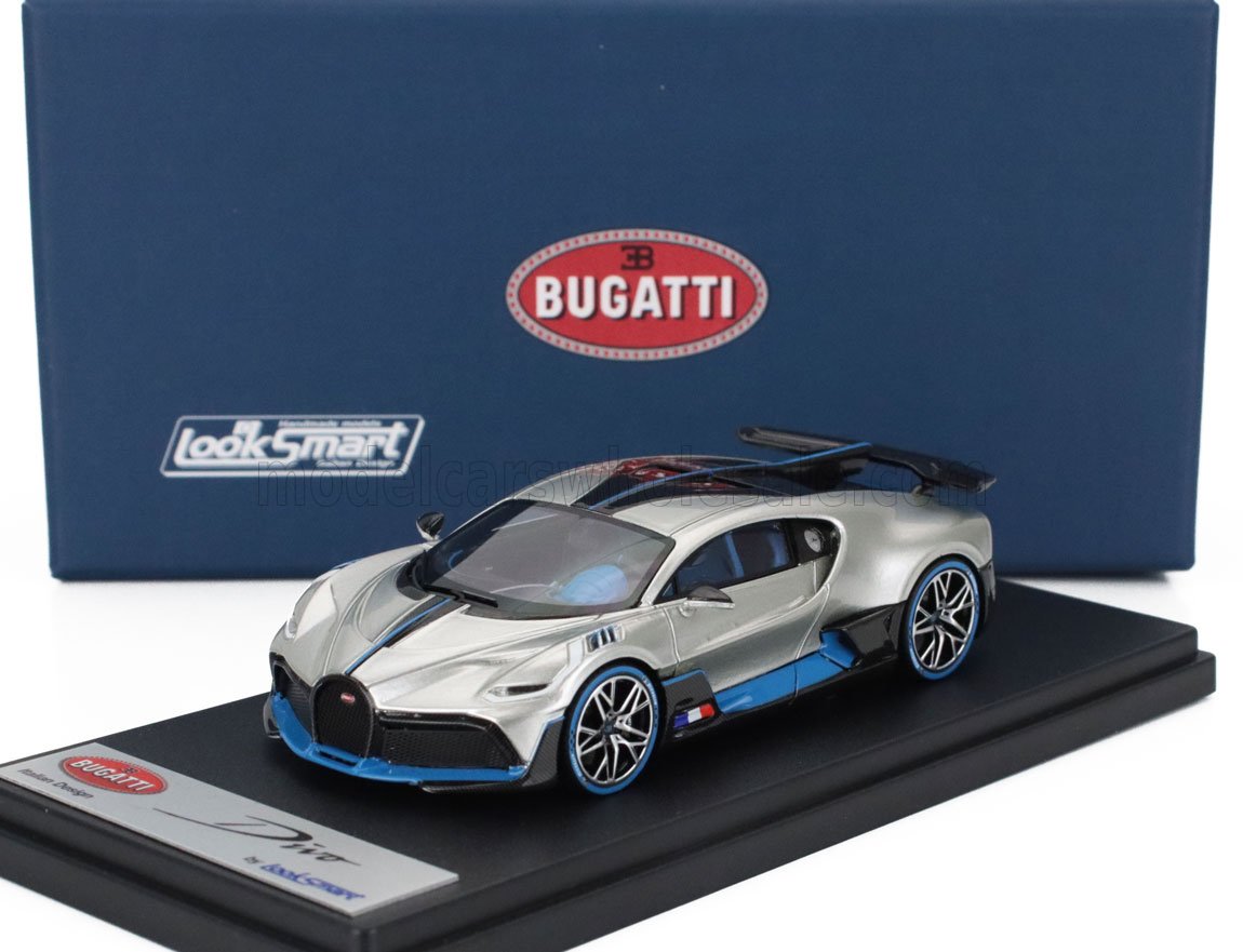 Modellino Bugatti Divo in metallo pressofuso argento e blu su espositore, disponibile su Vroomi