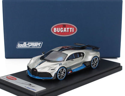 Modellino Bugatti Divo in metallo pressofuso argento e blu su espositore, disponibile su Vroomi