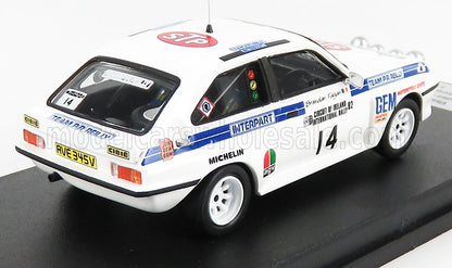 Modello di auto da rally Ford bianca con adesivi da corsa e numero 14, disponibile sulla piattaforma Vroomi.