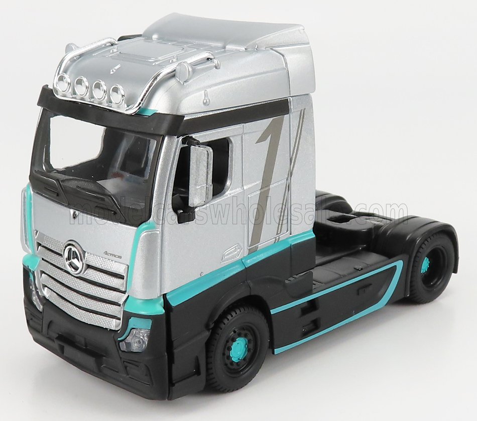 Modello di camion Mercedes Actros argento e nero con dettagli turchesi e adesivo con il numero 1, disponibile anche su Vroomi.