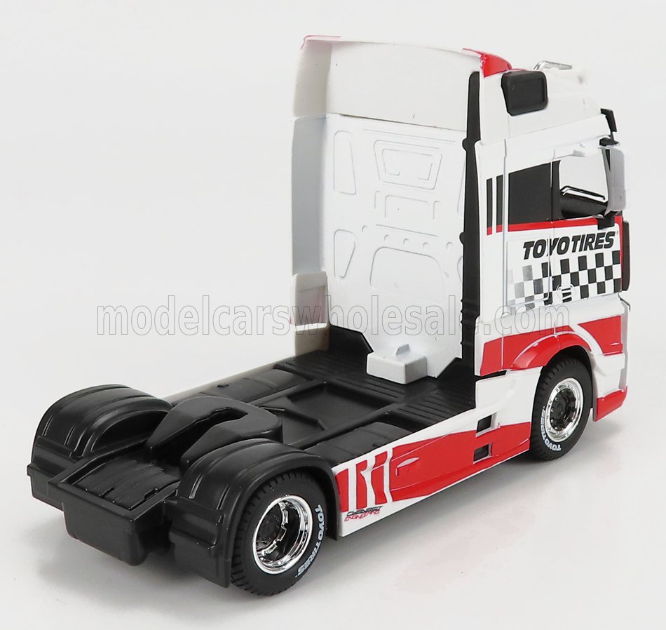 Cabina di camion giocattolo bianca e rossa con il marchio TOYO TIRES e un design a bandiera a scacchi, disponibile su Vroomi.