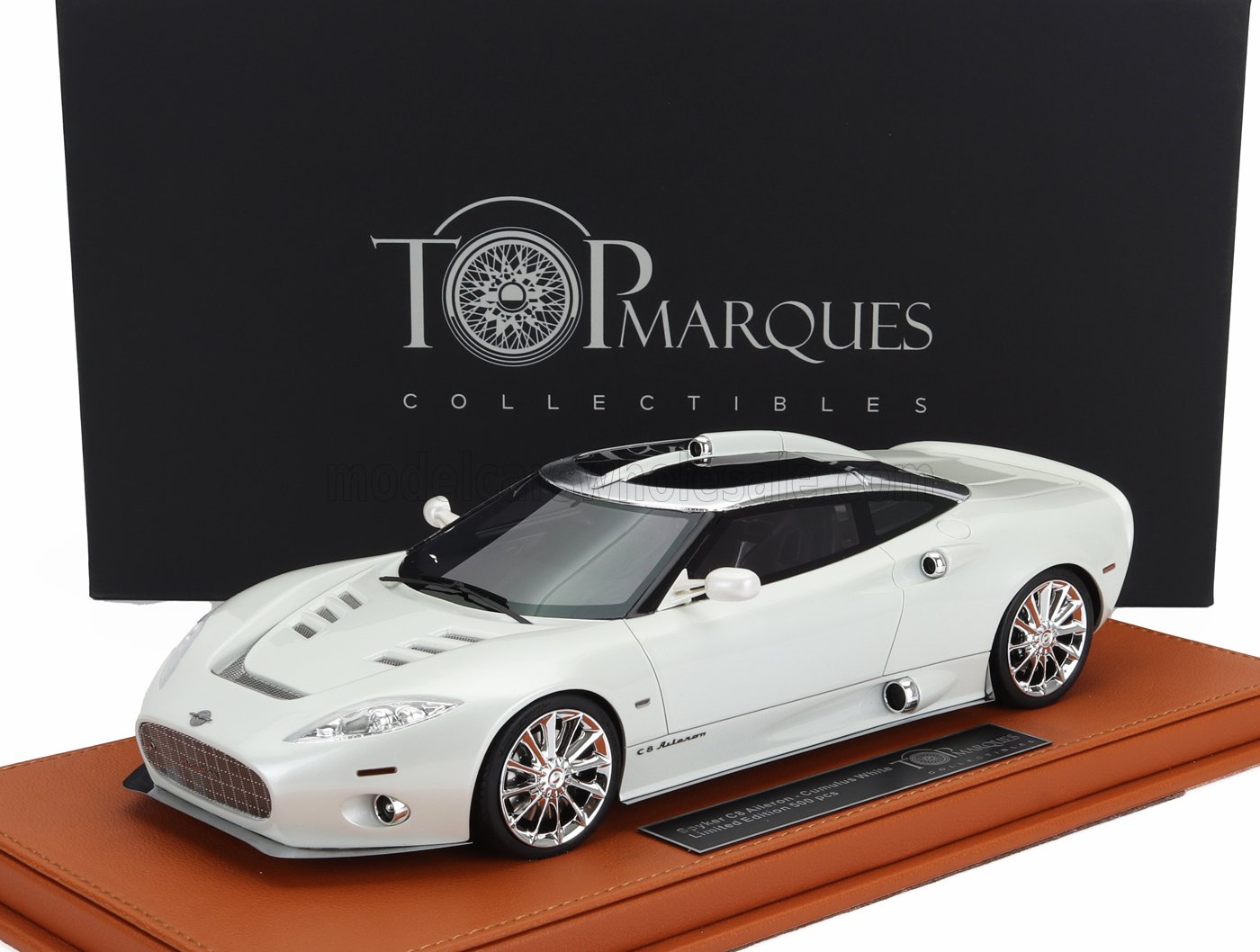 Modellino di auto Spyker C8 Aileron bianco su base marrone con sfondo Top Marques Collectibles, disponibile su Vroomi.