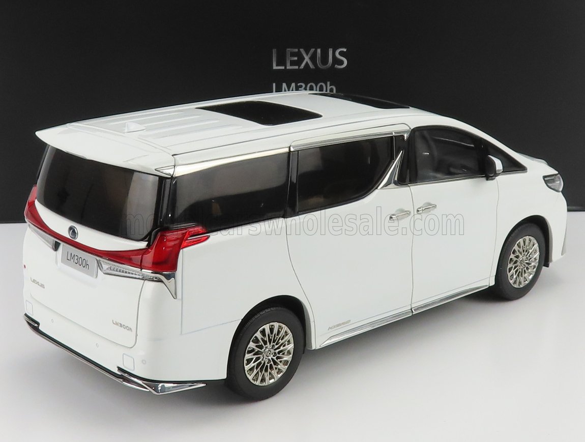 Modello di minivan di lusso Lexus LM300h bianco visto da dietro con tetto apribile, disponibile su Vroomi.