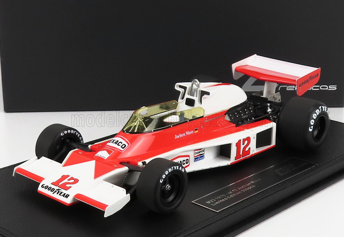 Modellino in scala della McLaren M23 F1 del 1975 con livrea rossa e bianca, pilota Jochen Mass, disponibile su Vroomi.