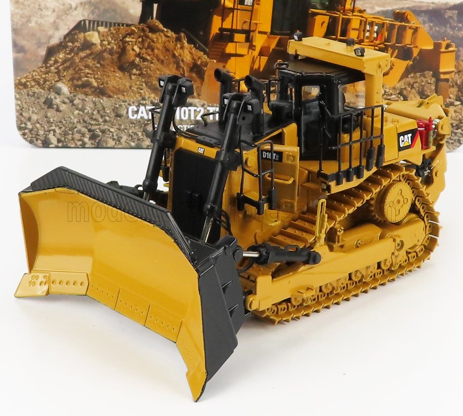 Modello in scala dettagliato del bulldozer CAT D10T2 giallo con lama nera, disponibile su Vroomi.