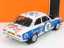 Modellino di auto con marchio Shell e Ford Racing su sfondo bianco