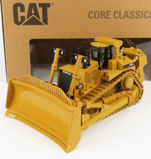 Modellino di bulldozer CAT D11R giallo con cingoli e lama dettagliati, disponibile su Vroomi.