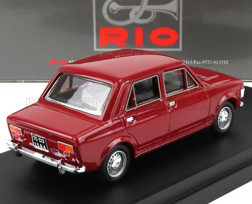 Modellino di auto vintage rosso su base nera con il logo Rio sullo sfondo, ora disponibile su Vroomi.