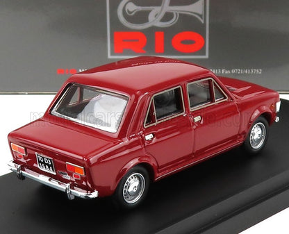 Modellino di auto vintage rosso su base nera con il logo Rio sullo sfondo, ora disponibile su Vroomi.