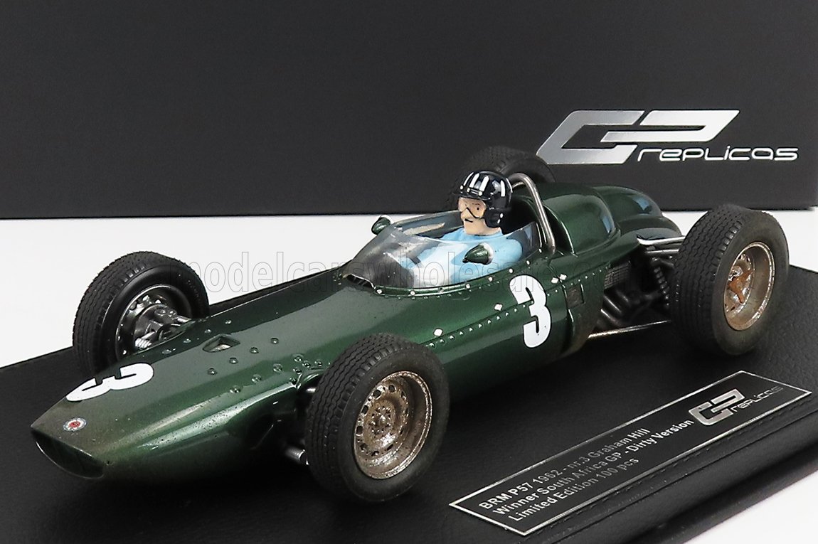 Replica dell'auto da corsa Green BRM P57 modello 1962 con figurina del pilota, esposta su base nera, disponibile su Vroomi.