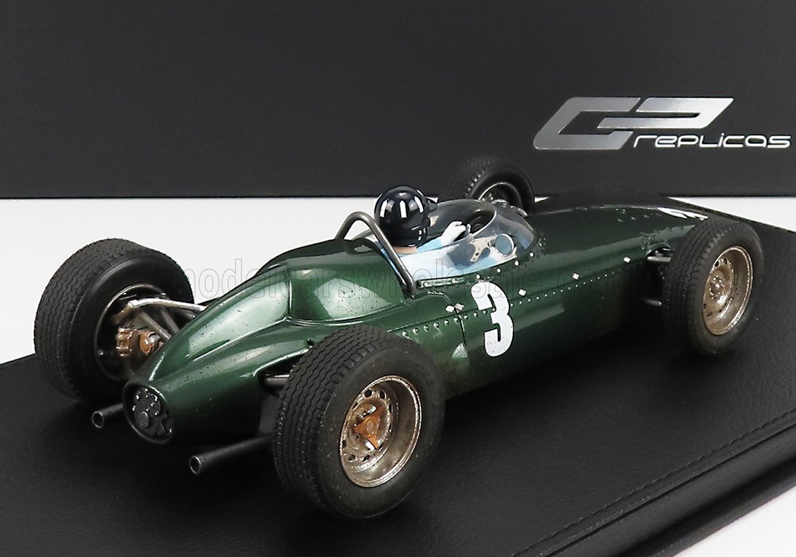 Modellino di auto da corsa vintage verde con il numero 3 e figurina del pilota, disponibile su Vroomi.