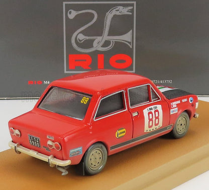 Modello di auto da rally vintage rossa con il numero 88 sulla portiera, su un supporto beige, ora in vendita su Vroomi.