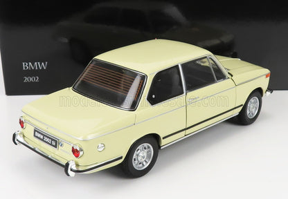 Modellino classico BMW 2002 giallo pallido con finiture cromate, esposto con scatola nera BMW 2002, disponibile su Vroomi.