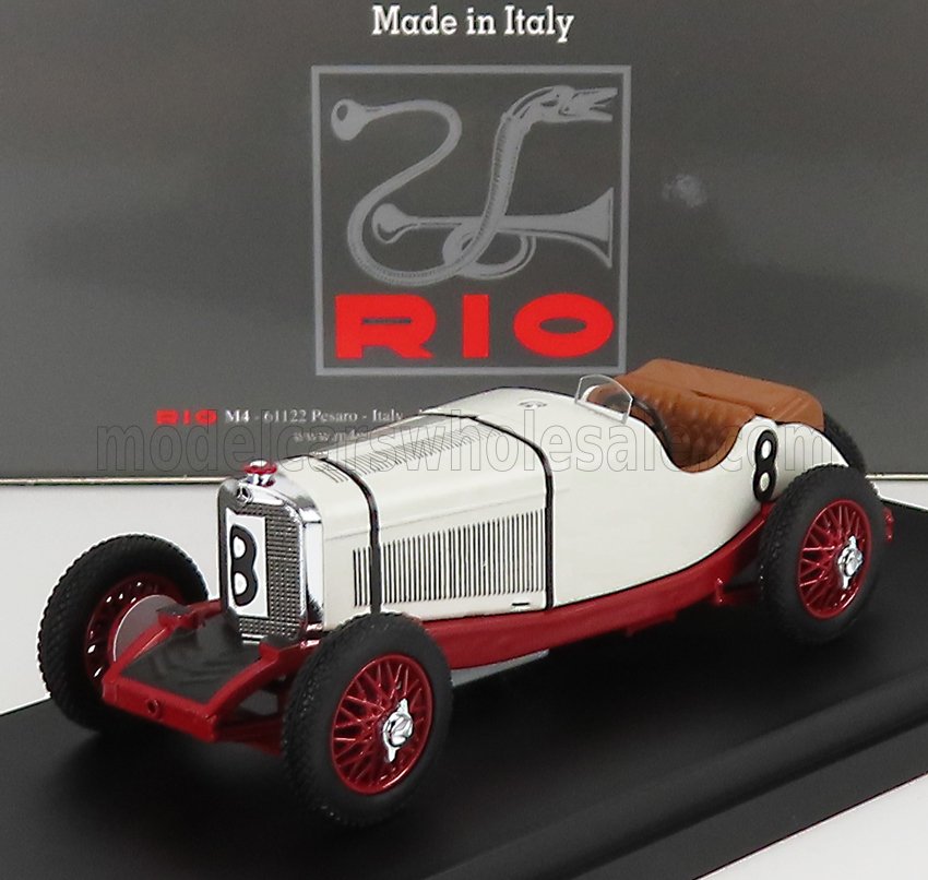 Modello dettagliato di auto da corsa vintage bianca e rossa con il numero 8, sedili in pelle, disponibile su Vroomi.