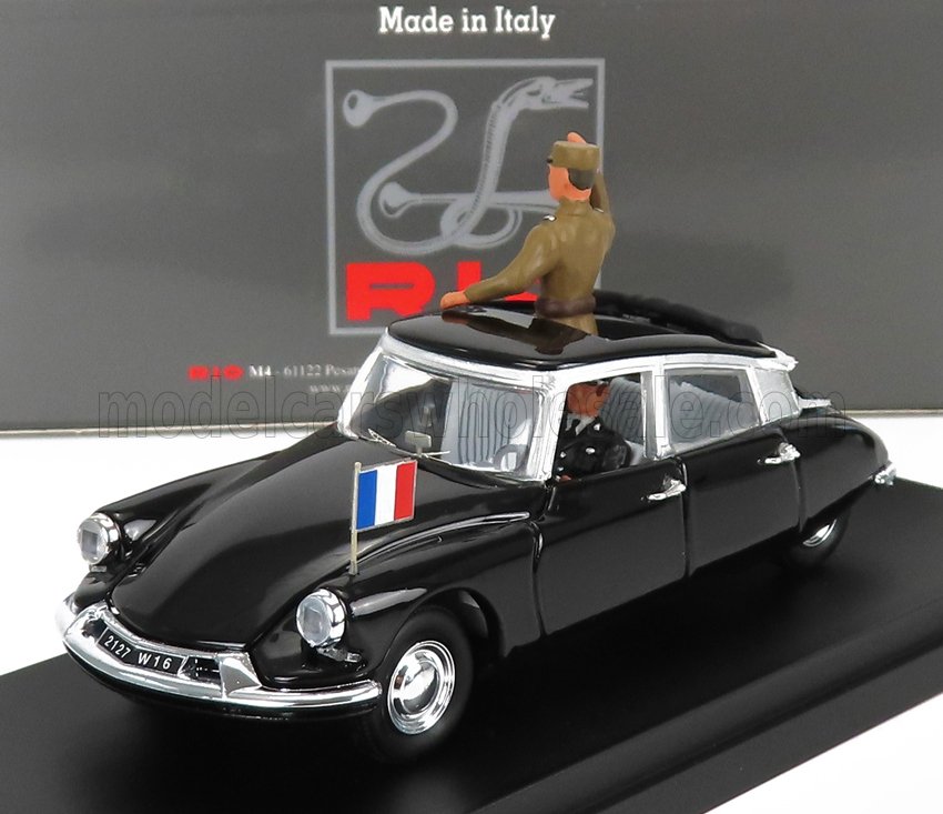 Modellino in scala 1/18 di una classica Citroën nera con bandiera francese, oggetto da collezione che puoi trovare da Vroomi.