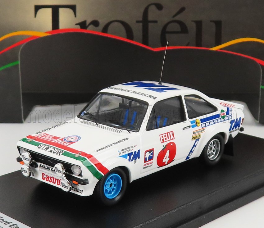 Modello vintage bianco di auto da rally Ford Escort con adesivi degli sponsor e ruote blu, presentato su Vroomi.