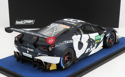 Modellino in miniatura dell'auto da corsa AlphaTauri DTM su espositore, disponibile sulla piattaforma Vroomi.