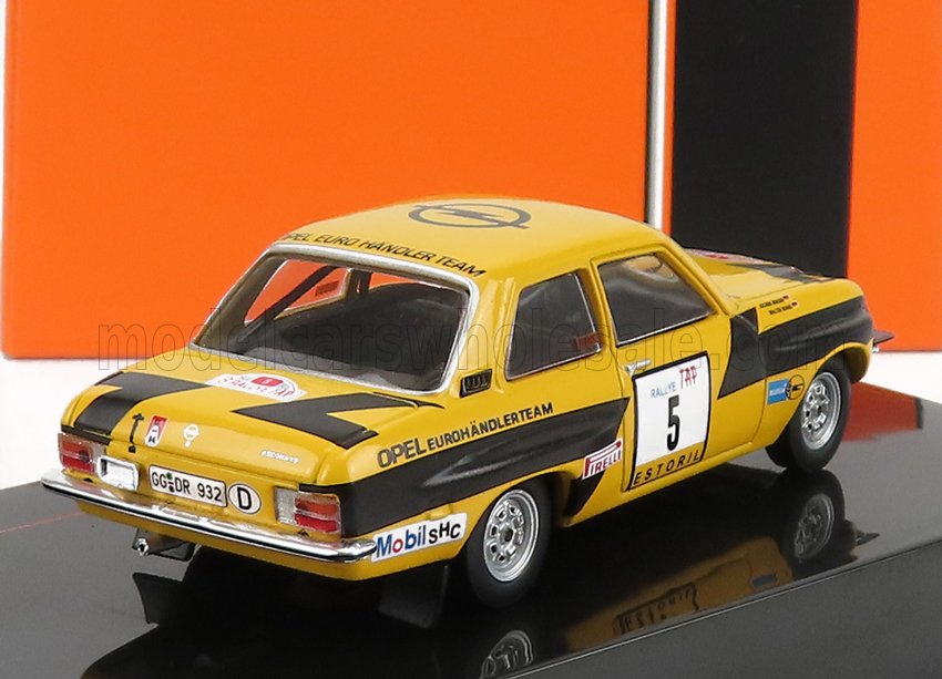 Modellino giallo dell'auto da rally Opel Euro Händler Team con il numero 5, esposto su un supporto nero, venduto anche su Vroomi.