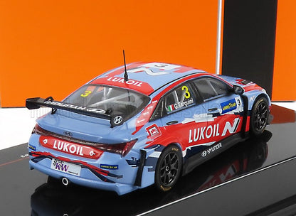 Modellino dell'auto Hyundai LUKOIL Hyundai blu e rossa con adesivi da gara, esposto su una piattaforma nera, disponibile anche su Vroomi.