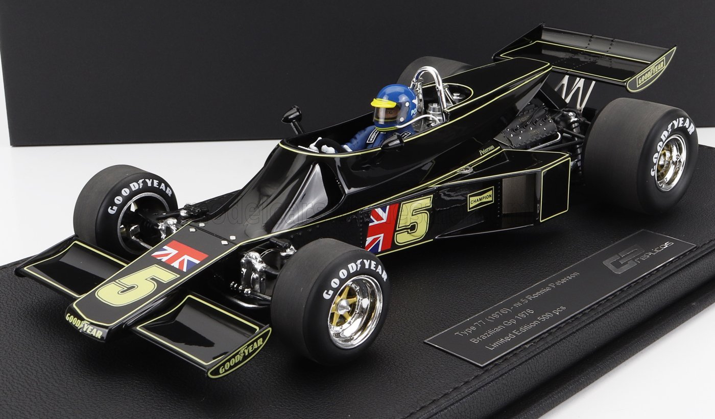 Modello di auto da corsa Black Lotus Type 77 F1 con bandiera britannica e numero 5, esposto su supporto, disponibile su Vroomi.