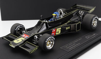 Modello di auto da corsa Black Lotus Type 77 F1 con bandiera britannica e numero 5, esposto su supporto, disponibile su Vroomi.