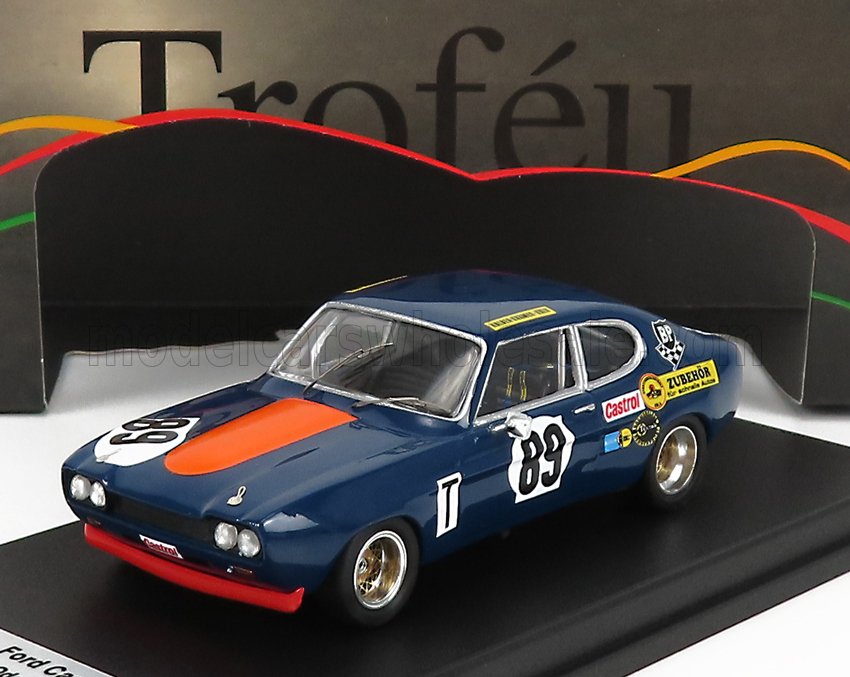 Modello dettagliato dell'auto da corsa Ford Capri n. 89 in blu con adesivi degli sponsor su un espositore Troféu, disponibile su Vroomi.