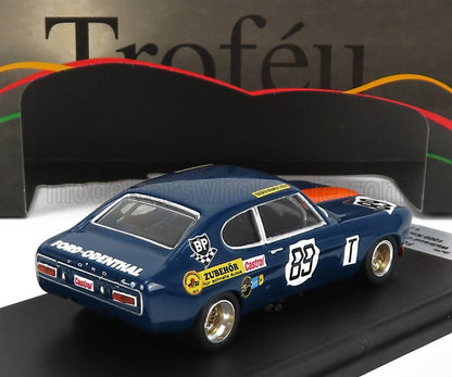 Modellino di auto da corsa Ford Capri blu con il numero 89 e adesivi degli sponsor, esposto nella vetrina Troféu, disponibile tramite Vroomi.