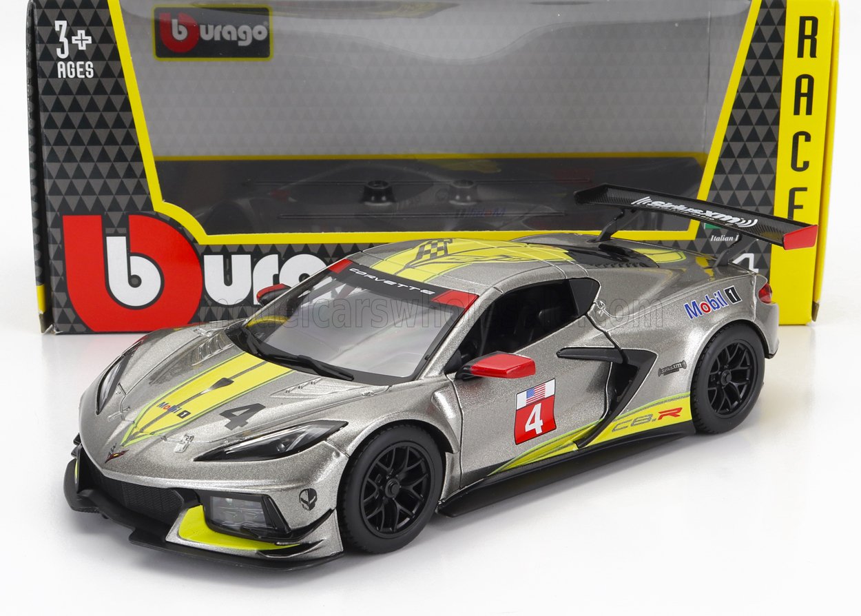 Modellino da corsa Chevrolet Corvette C8R Bburago color argento con strisce gialle, adesivi con il numero 4 e alettone posteriore nero, disponibile su Vroomi.