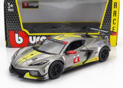 Modellino da corsa Chevrolet Corvette C8R Bburago color argento con strisce gialle, adesivi con il numero 4 e alettone posteriore nero, disponibile su Vroomi.