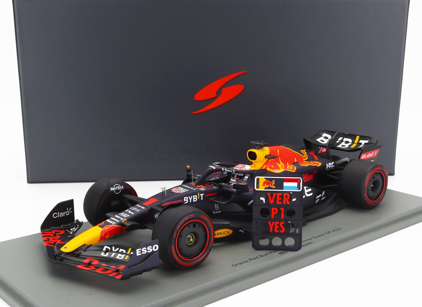 Modello di auto Red Bull F1 con scheda VER P1 YES, disponibile sulla piattaforma Vroomi.