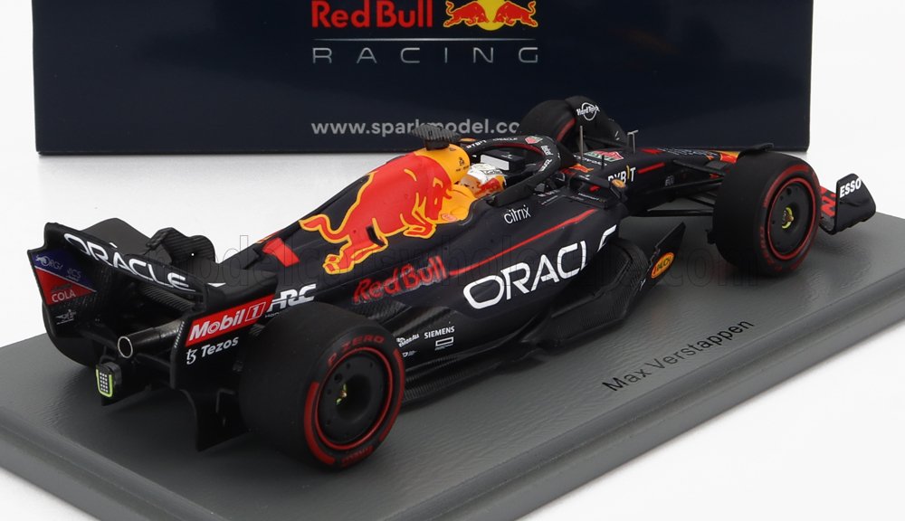 Modellino dell'auto Red Bull Oracle F1 con il nome di Max Verstappen, disponibile su Vroomi