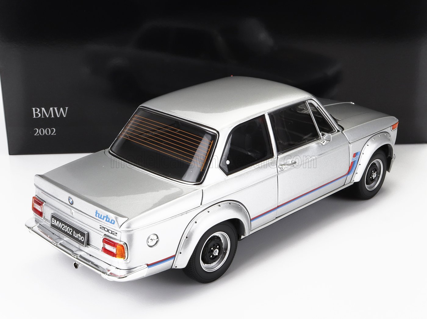 Modellino BMW 2002 turbo color argento con parafanghi allargati e badge turbo, disponibile su Vroomi.
