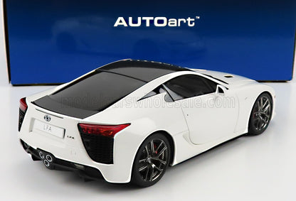 Modellino di auto Lexus LFA bianca con tetto nero di AUTOart, presentato con confezione originale, disponibile su Vroomi.