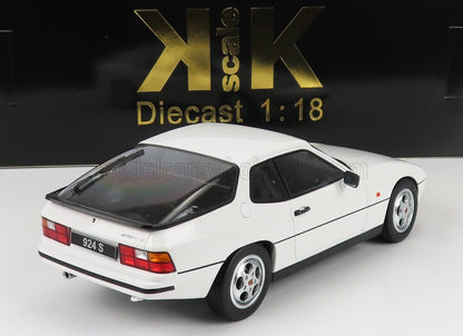 Modellino in scala 1:18 di Porsche 924 S bianca con vista posteriore angolata, disponibile sulla piattaforma Vroomi.