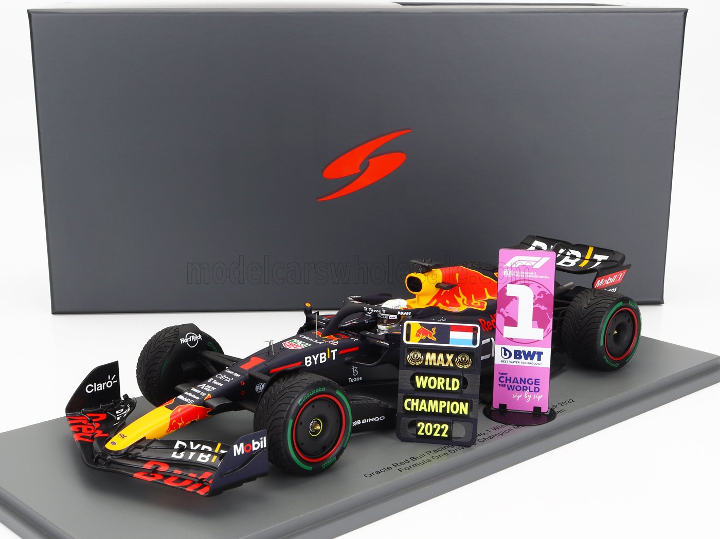 Modellino dell'auto di Formula 1 Red Bull con targhetta dedicata al campione del mondo 2022 Max Verstappen, disponibile su Vroomi.