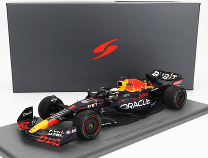 Modello di auto di Formula 1 Red Bull RB18 con gli sponsor Oracle e Bybit, disponibile sulla piattaforma Vroomi.