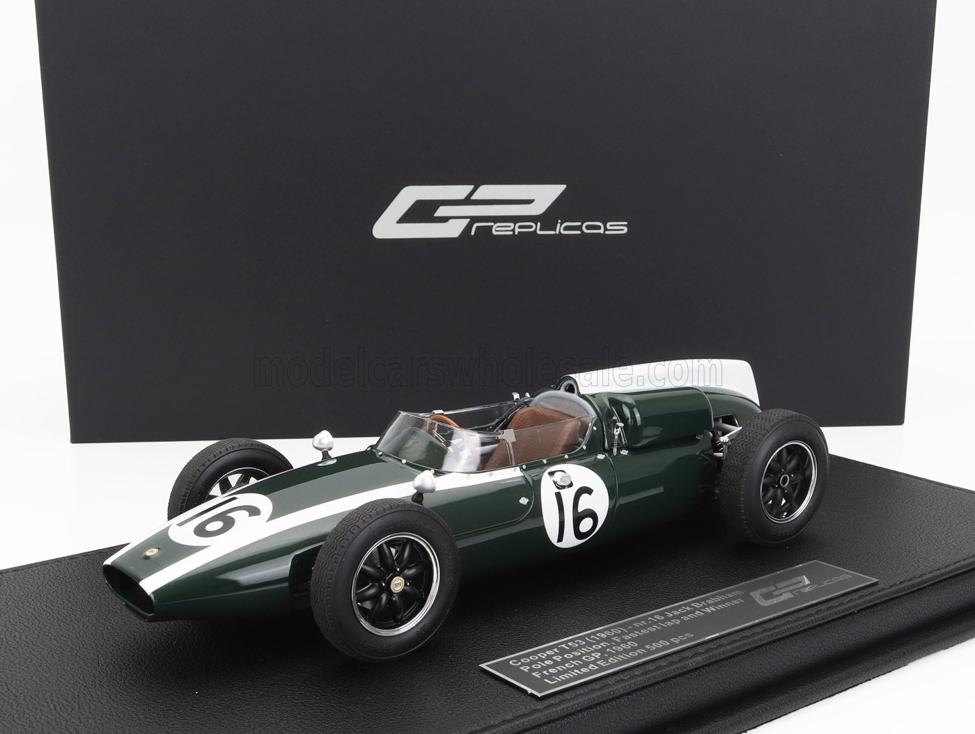 Modello in scala 1:18 dell'auto da corsa Cooper T53 del 1960 in verde scuro con strisce bianche, numero 16, edizione limitata, disponibile su Vroomi.