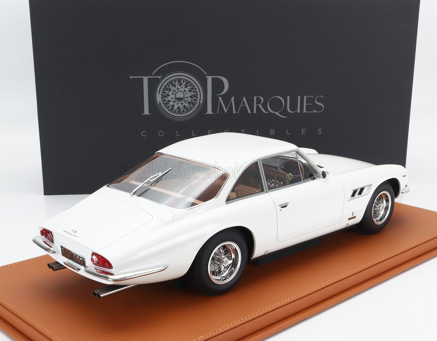 Modellino classico bianco della Ferrari 500 Superfast su base marrone, presentato da Top Marques Collectibles e apparso su Vroomi.