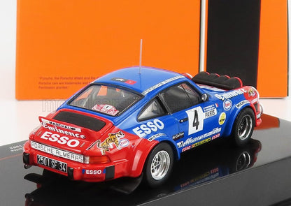Modellino vintage di auto da corsa Porsche 911 blu e rossa con adesivi Esso, esposto su base nera, disponibile tramite Vroomi.