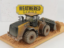 Modello di pala gommata CAT 966M invecchiato su base ruvida con il logo della serie Weathered, disponibile su Vroomi.