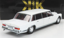 Modello di limousine Mercedes-Benz 600 W100 bianca con dettagli cromati, disponibile sulla piattaforma Vroomi.