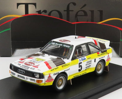 Modello di auto da rally Audi Sport Quattro con adesivi da corsa in mostra, presente anche su Vroomi.
