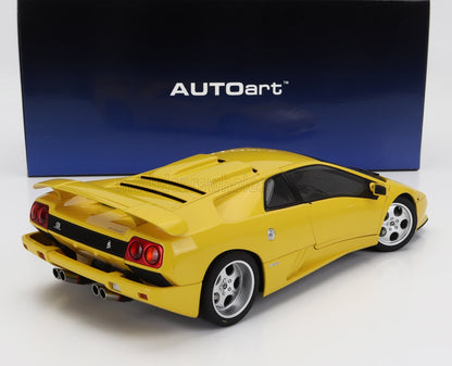Modellino Lamborghini Diablo giallo di AUTOart visto da dietro con scatola blu AUTOart, in vendita su Vroomi.