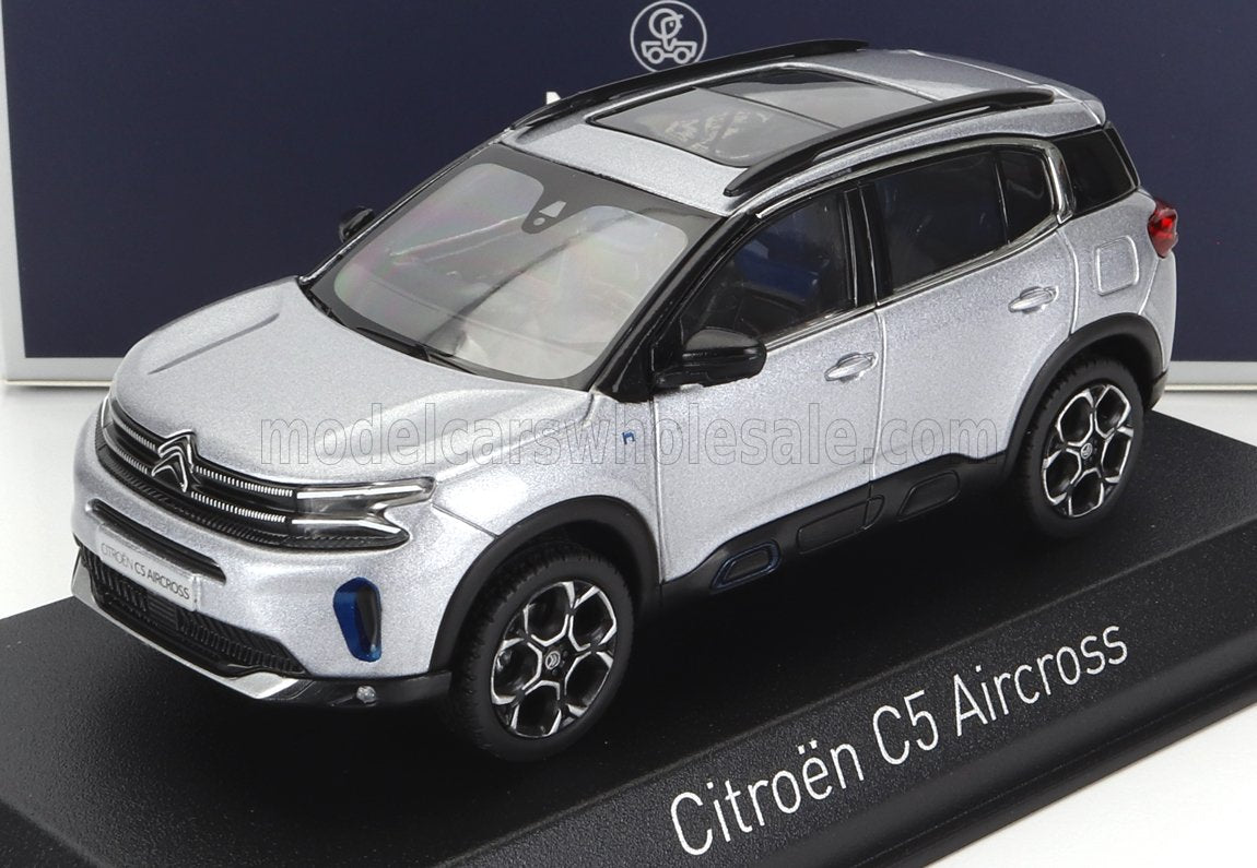 Modellino Citroën C5 Aircross color argento con barre sul tetto nere su espositore, disponibile su Vroomi.