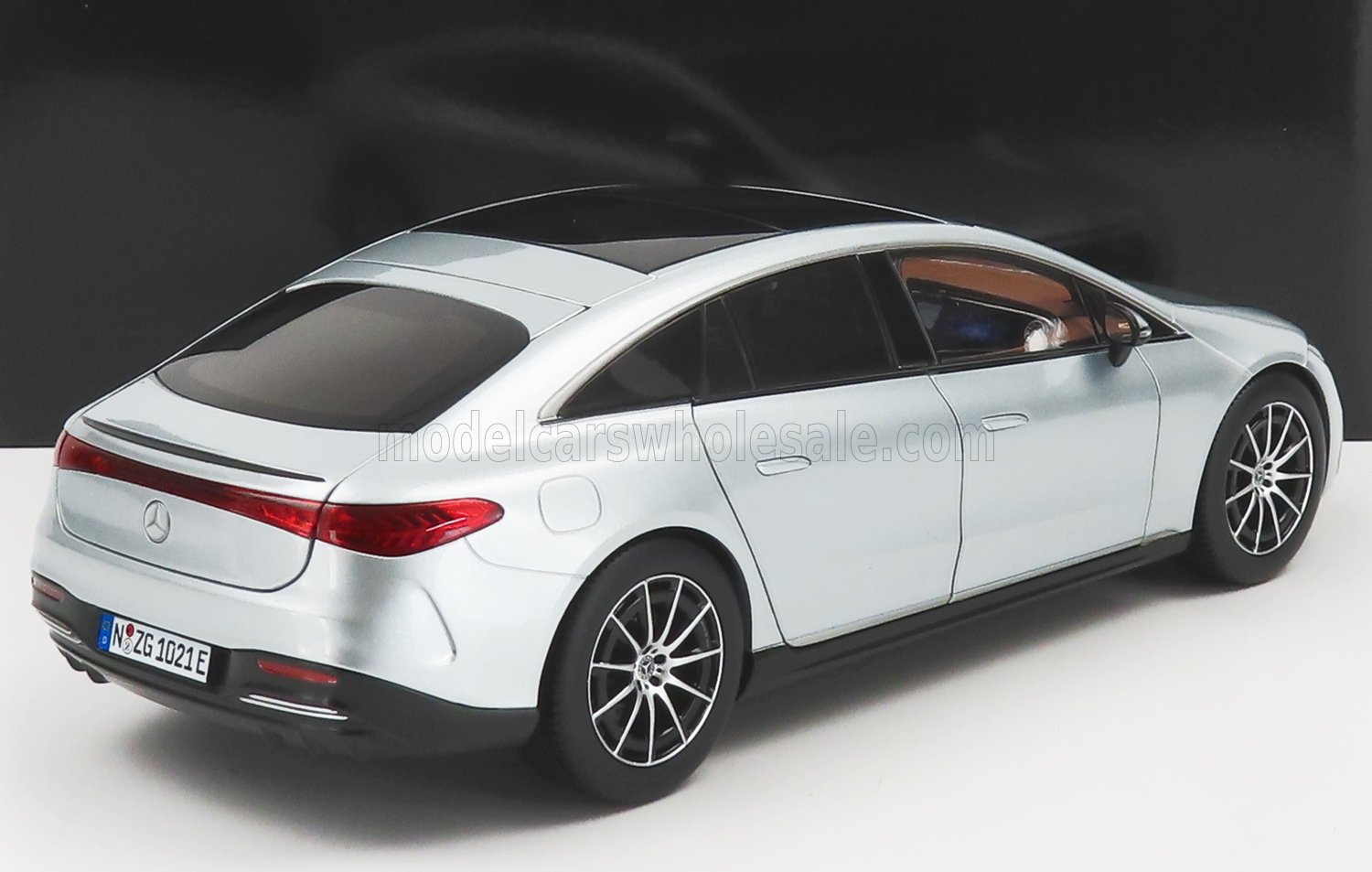 Modellino di berlina elettrica Mercedes-Benz color argento con tetto nero e cerchi sportivi, disponibile su Vroomi.