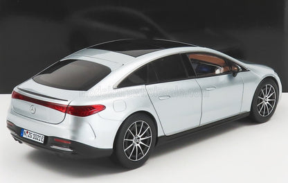 Modellino di berlina elettrica Mercedes-Benz color argento con tetto nero e cerchi sportivi, disponibile su Vroomi.