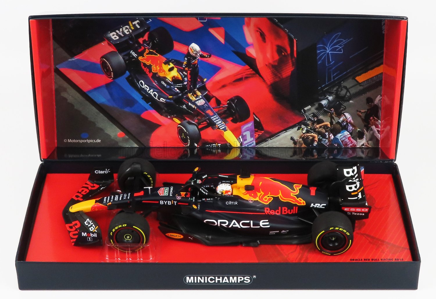 Minichamps della Red Bull RB18 F1 con confezione nera e rossa, disponibile sulla piattaforma Vroomi.