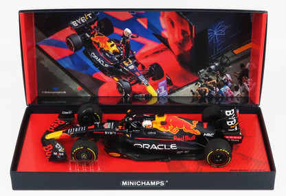 Minichamps della Red Bull RB18 F1 con confezione nera e rossa, disponibile sulla piattaforma Vroomi.