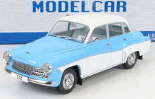 Modellino in scala 1/18 della Wartburg 312 blu e bianco, con griglia cromata e ruote super dettagliate, disponibile su Vroomi.